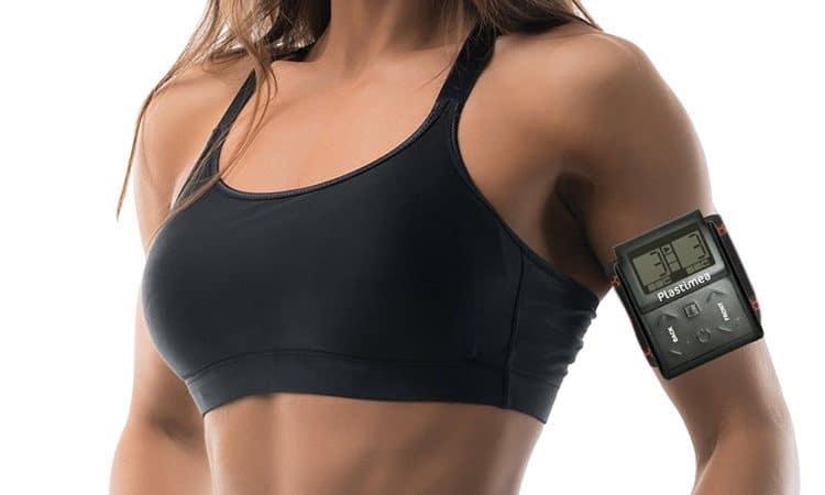 Une femme avec sa ceinture abdominale