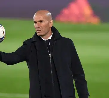 Zinédine Zidane (Zizou) : footballeur international français et milieu offensif devenu entraineur