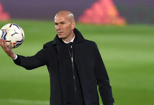 Zinédine Zidane (Zizou) : footballeur international français et milieu offensif devenu entraineur