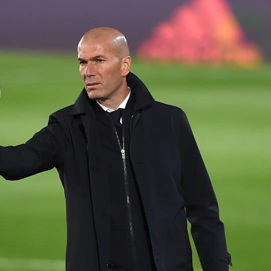 Zinédine Zidane (Zizou) : footballeur international français et milieu offensif devenu entraineur
