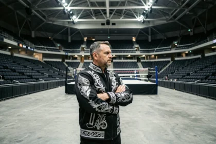 Catcheur professionnel seul dans une arène vide, symbolisant une décision de carrière majeure comme un départ de la WWE en 2026