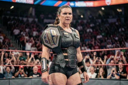 Catcheuse professionnelle tenant un championnat WWE dans une arène comble, symbolisant la rivalité intense entre deux grandes stars du catch féminin