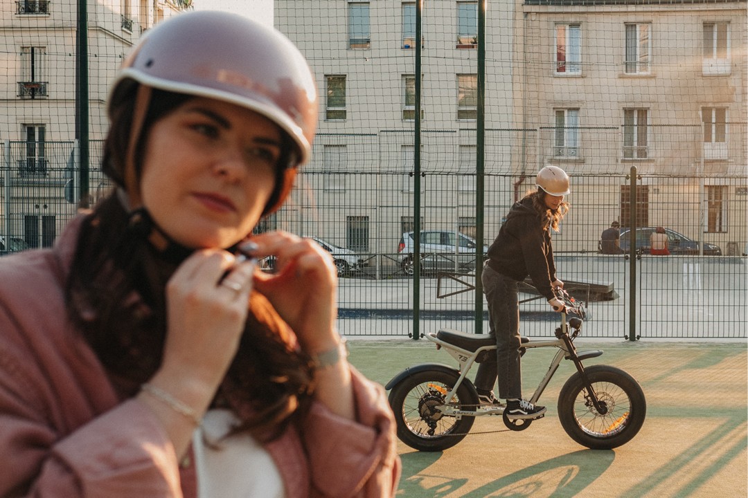 Cycliste avec casque en ville