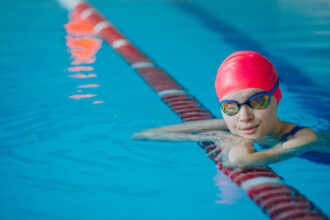 Les avantages insoupçonnés de la natation : pourquoi les cours sont parfaits pour tous les âges ?
