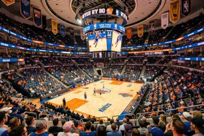 Vue panoramique de l'intérieur du Madison Square Garden lors d'un match NBA des New York Knicks, avec la foule en délire et le parquet emblématique
