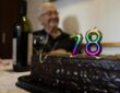 un gâteau d'anniversaire avec des bougies numérotées 78