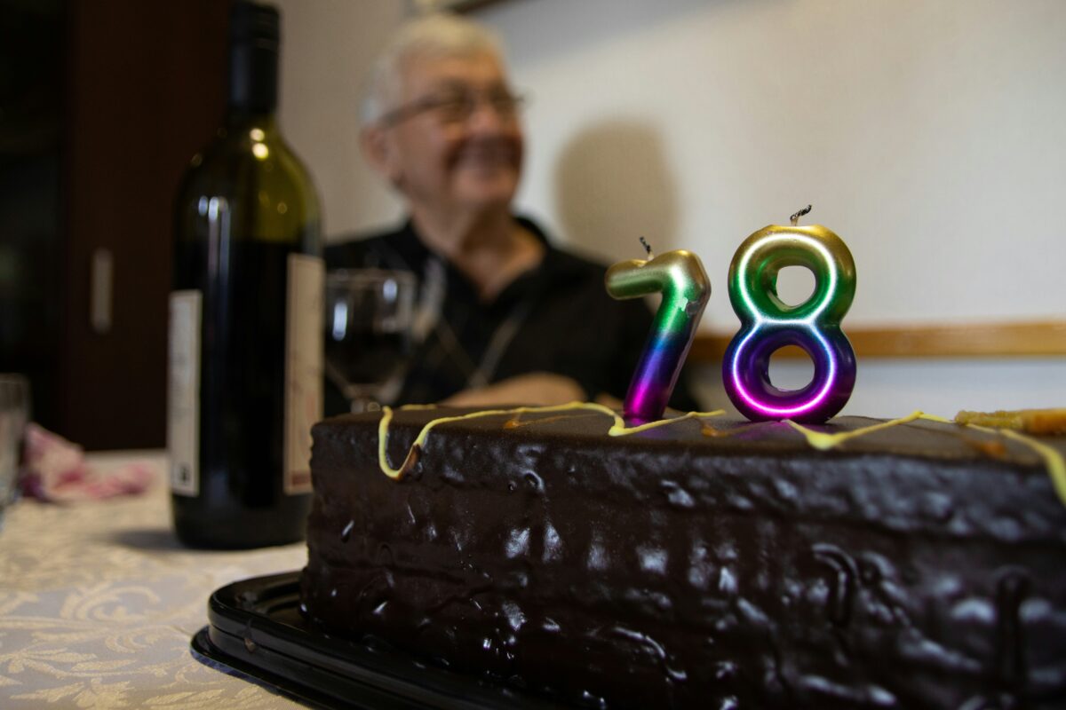 un gâteau d'anniversaire avec des bougies numérotées 78