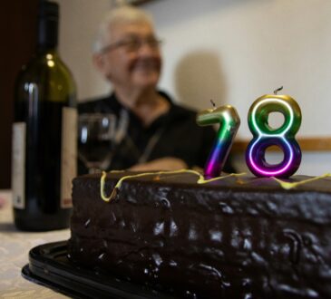 un gâteau d'anniversaire avec des bougies numérotées 78