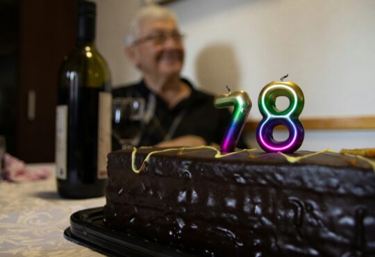 un gâteau d'anniversaire avec des bougies numérotées 78