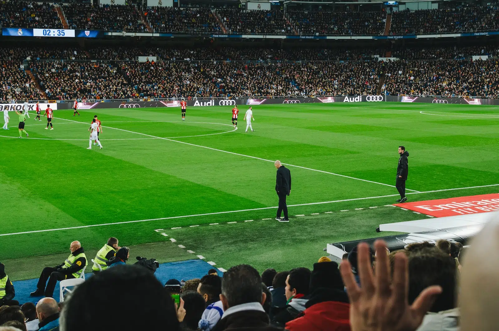 Zinédine Zidane (Zizou) : footballeur international français et milieu offensif devenu entraineur