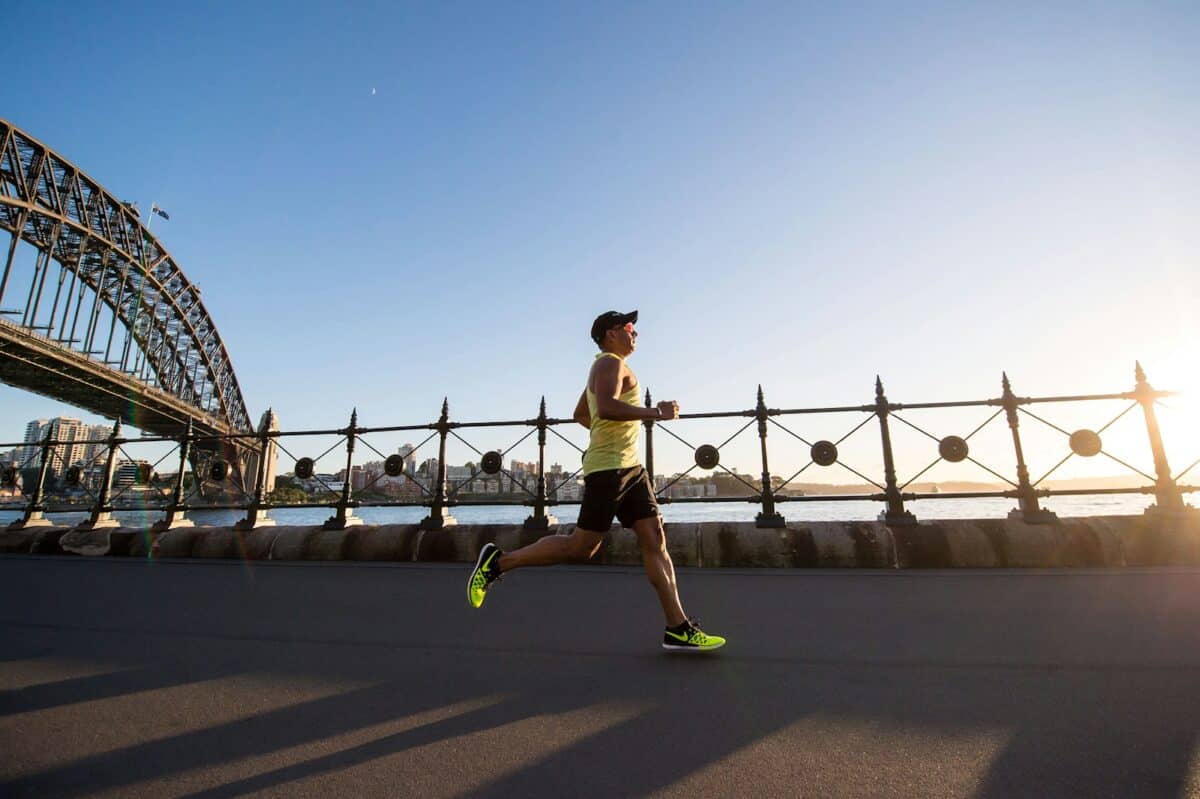 un homme faisant un runing